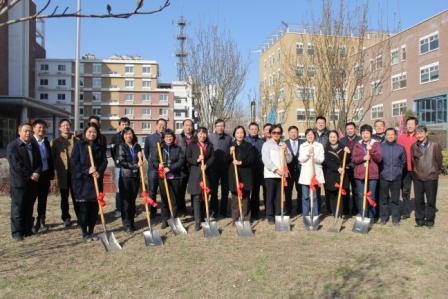 公司領導和員工代表共同栽種同心樹苗